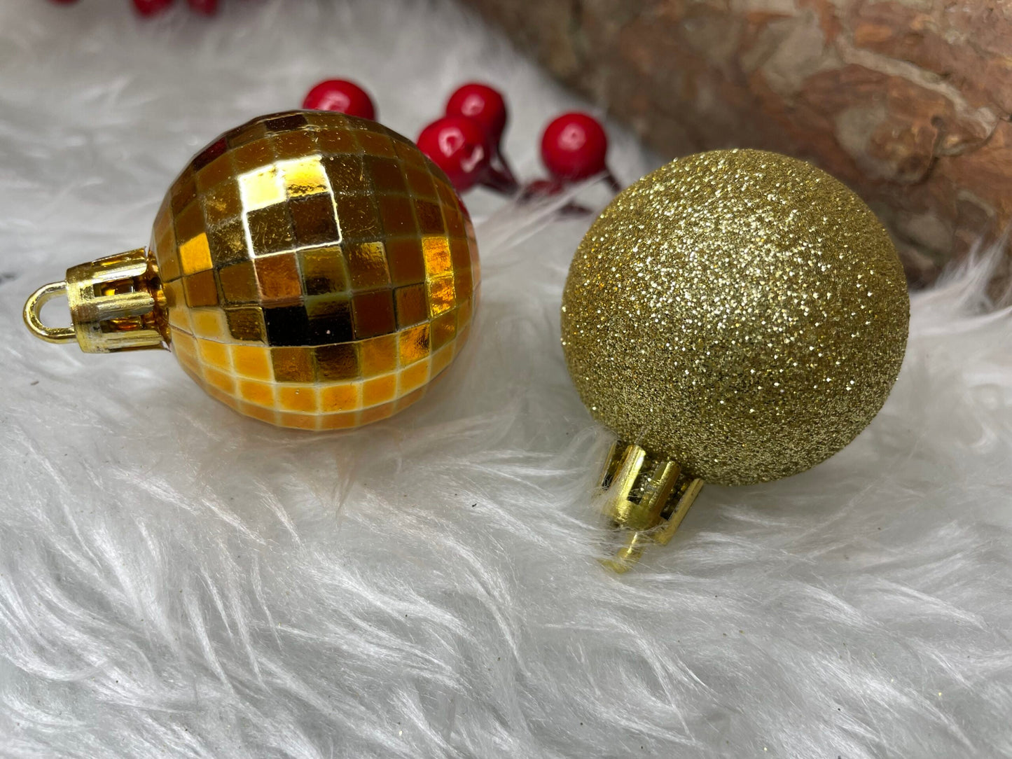 Set globuri si decoratiuni de Craciun, 155 piese, diverse dimensiuni, auriu