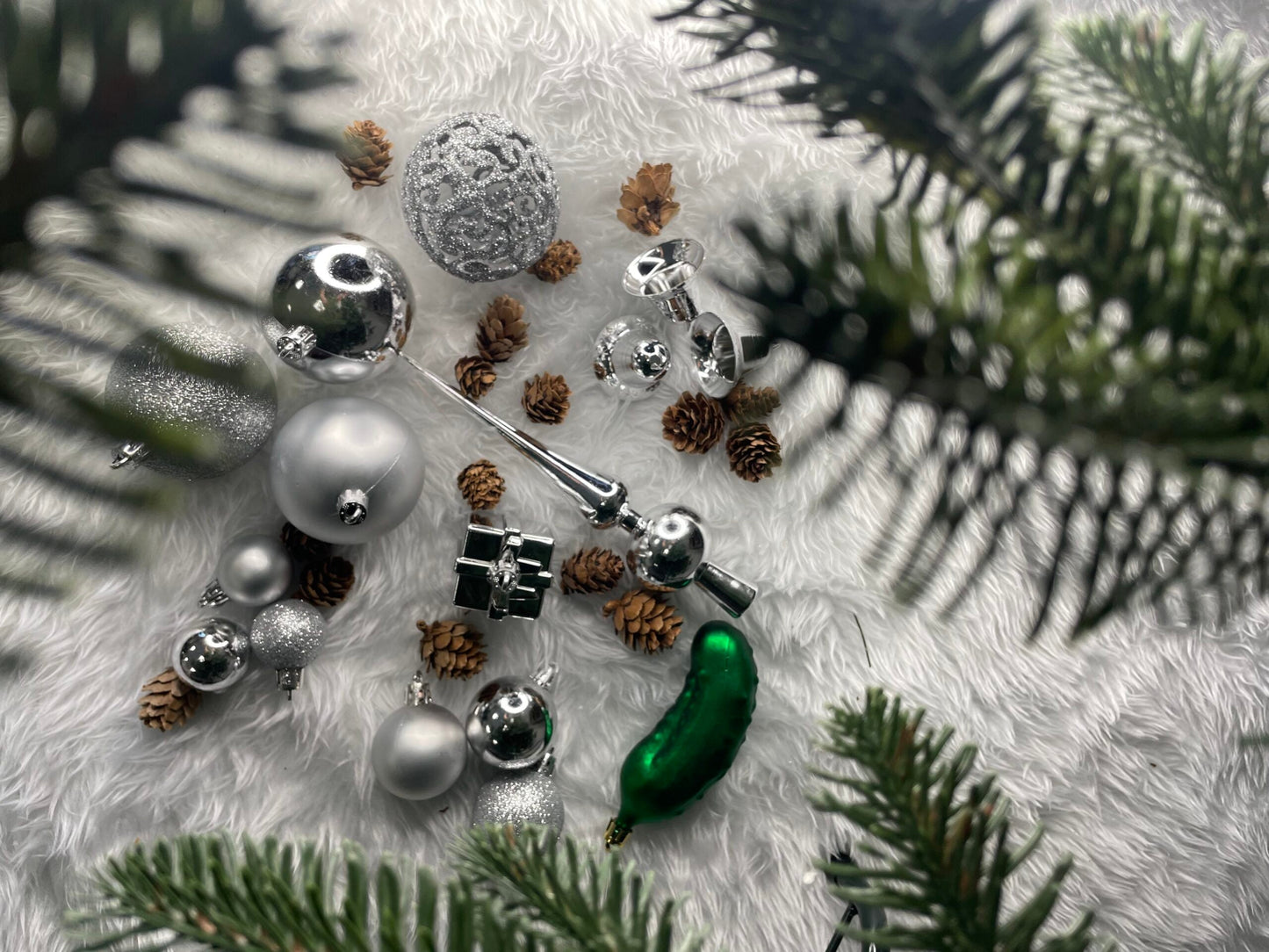 Set globuri si decoratiuni de Craciun, 102 piese, diverse dimensiuni, argintiu