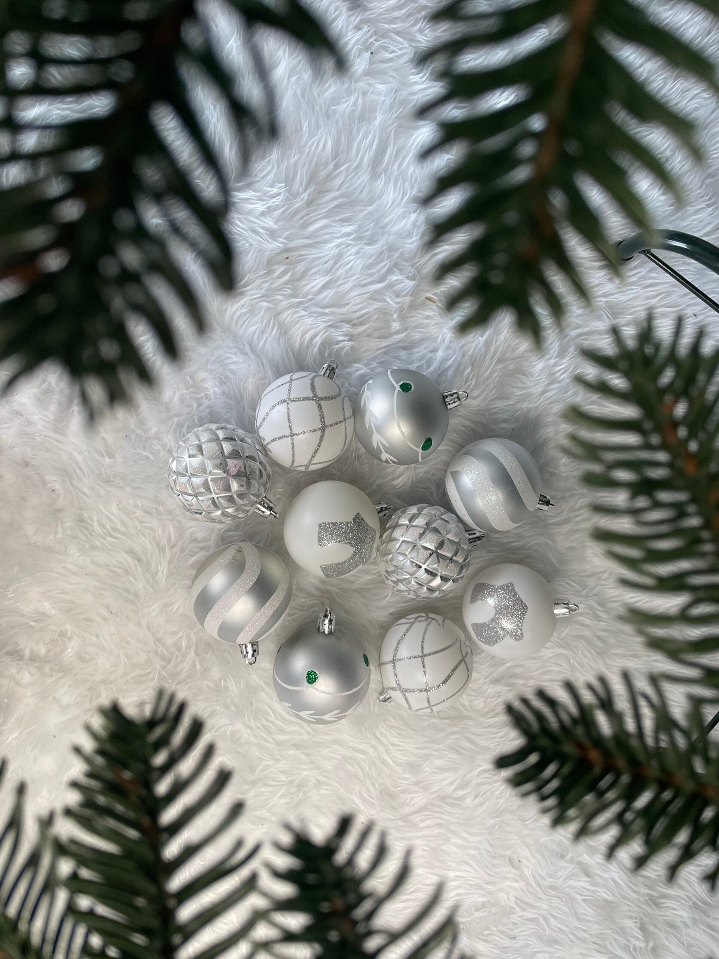 Set globuri de Craciun cu modele de sarbatori, 30 bucati, 6cm, argintiu