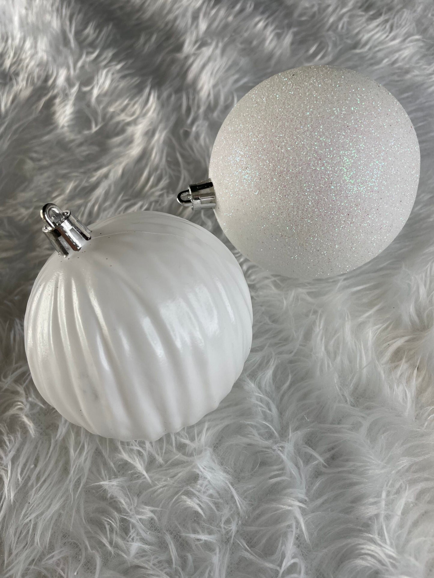 Set globuri de Craciun, 30 bucati, 8cm, 6 modele, alb