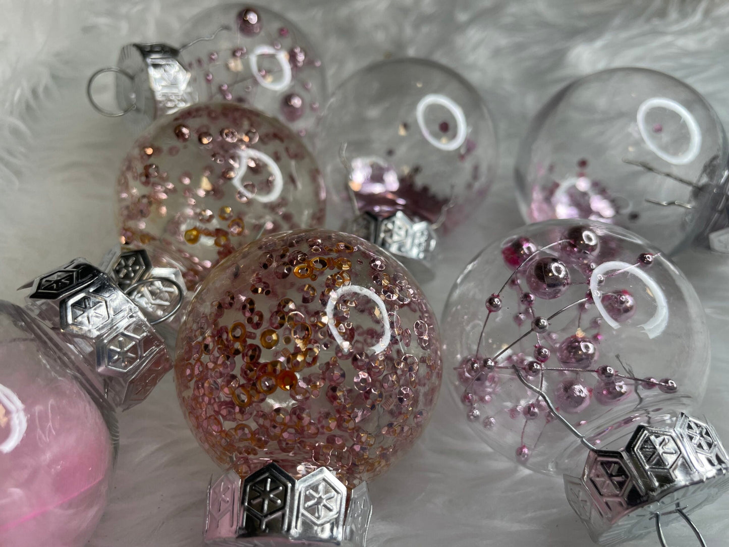 Set globuri de Craciun Inedit, 24 bucati, 5cm, transparente si roz pal