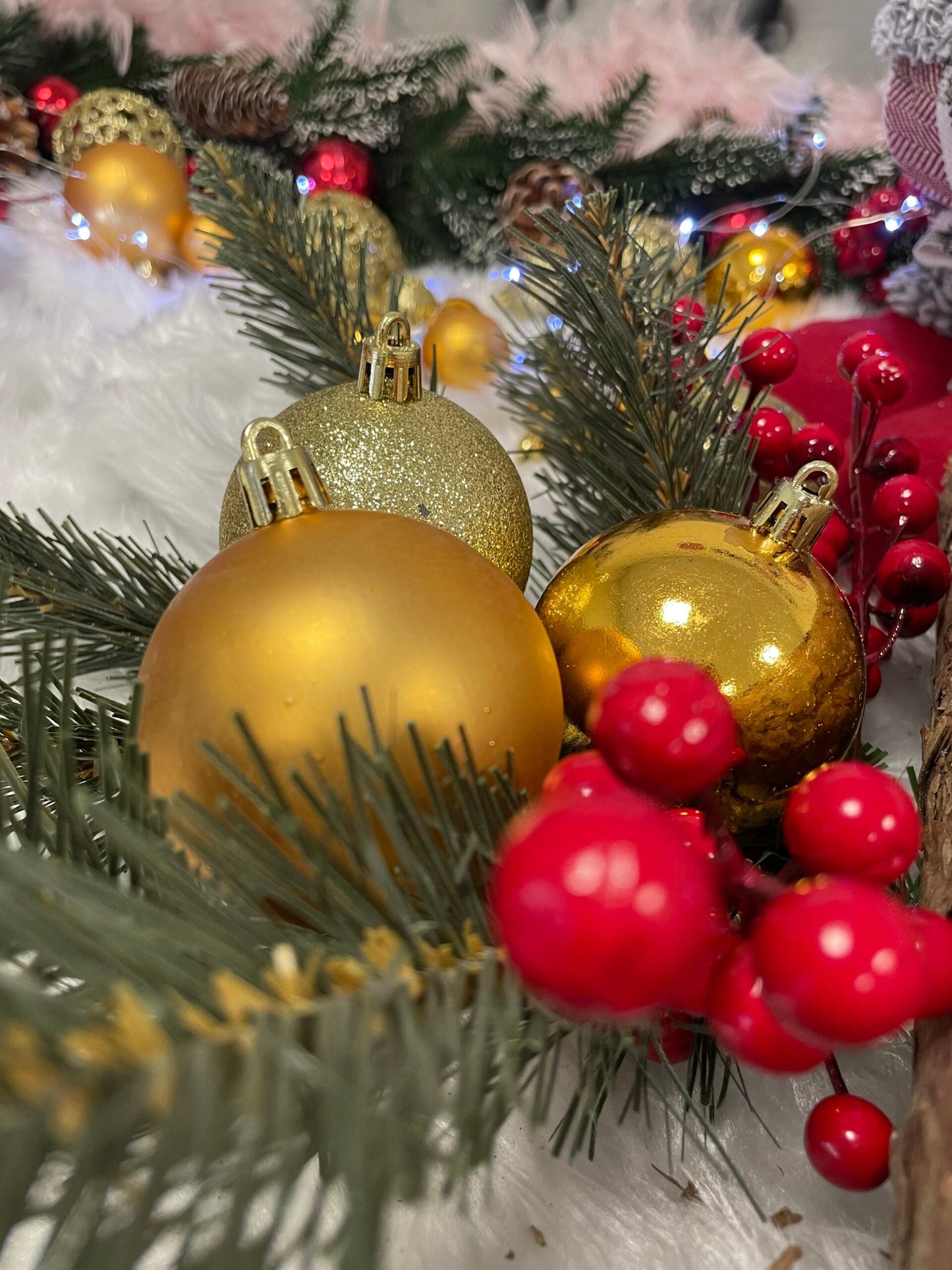 Set globuri si decoratiuni de Craciun, 100 piese, diverse dimensiuni cu stea, auriu