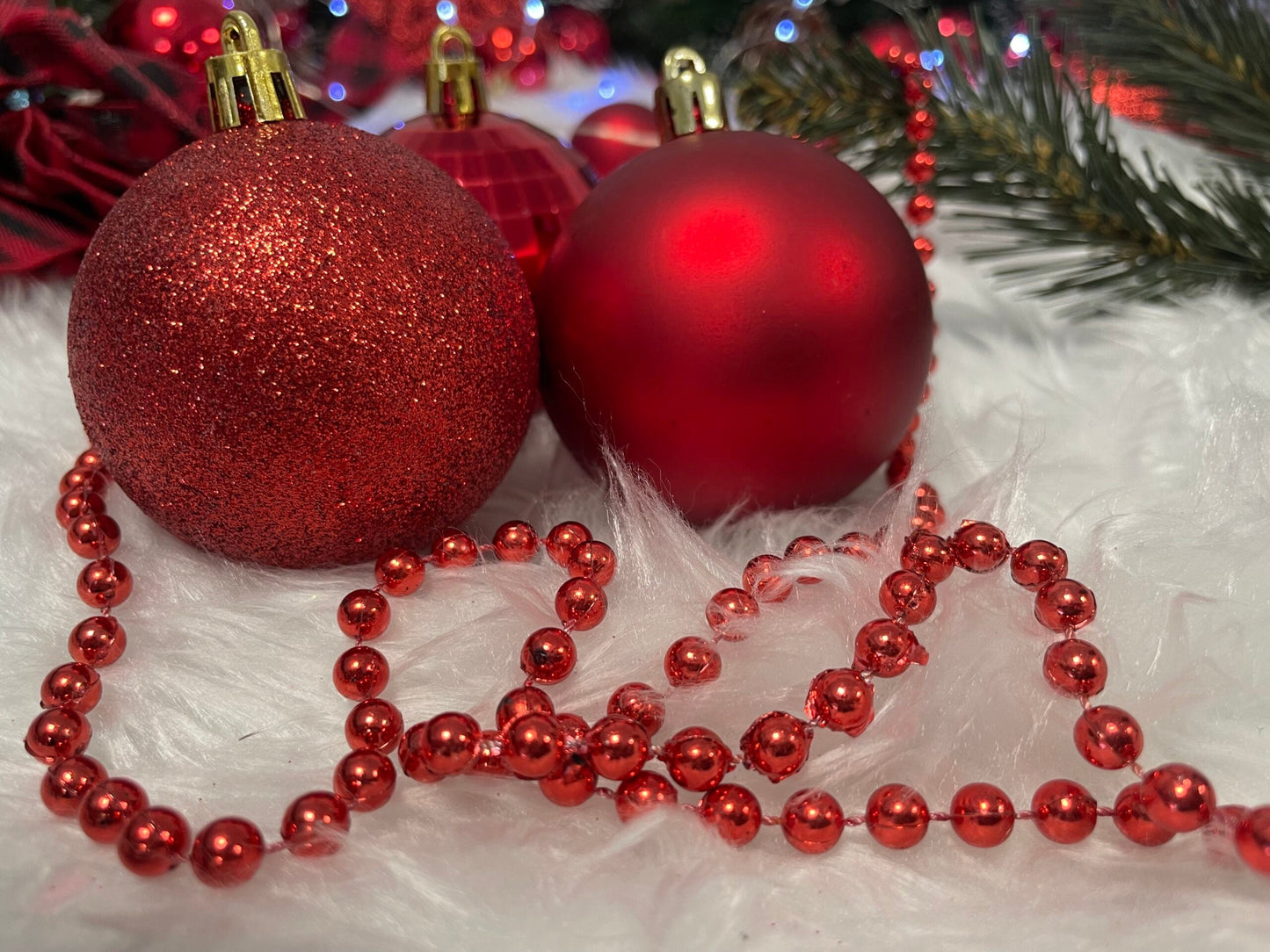 Set globuri si decoratiuni de Craciun, 51 piese, diverse dimensiuni, rosu