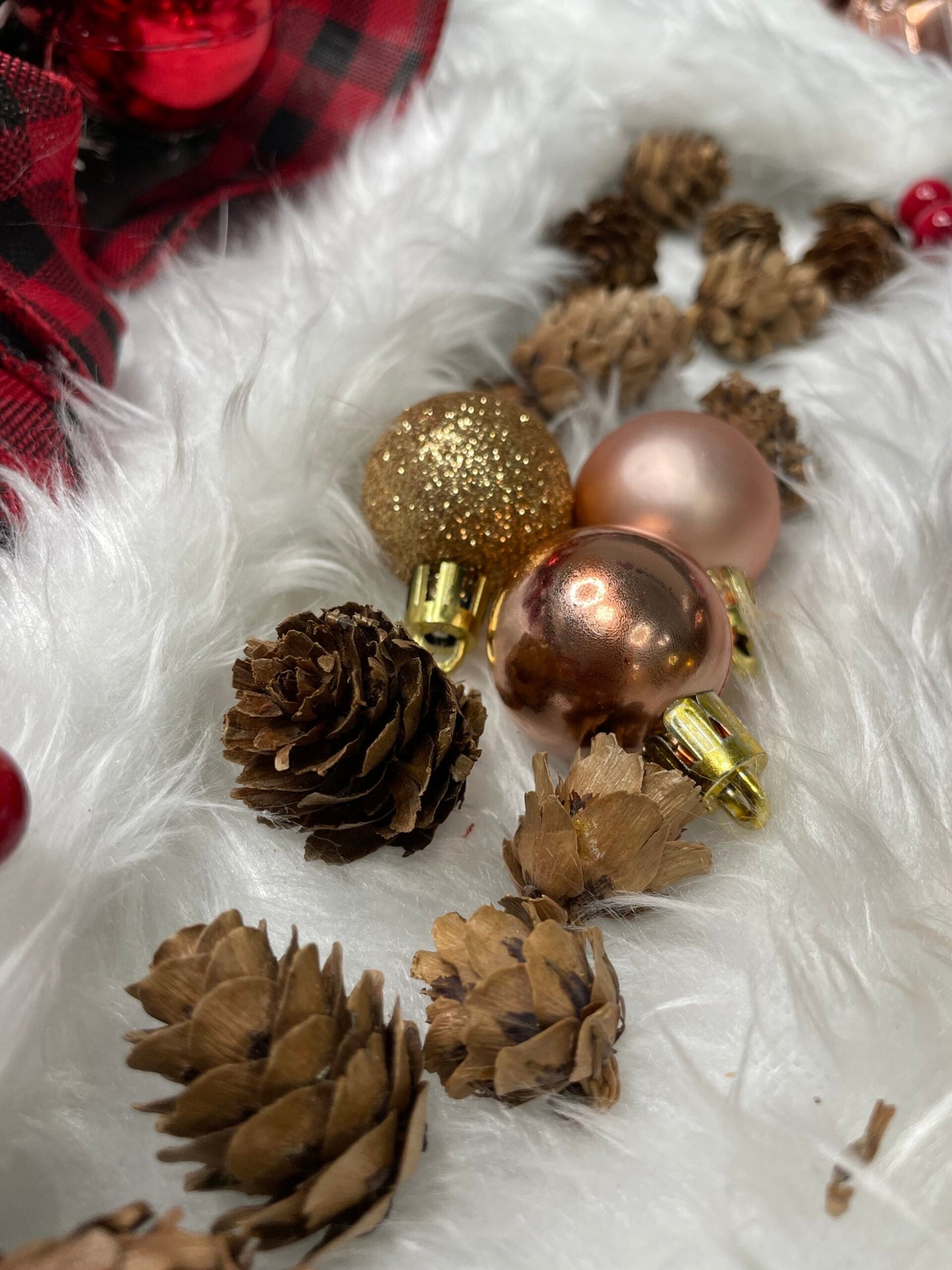 Set globuri si decoratiuni de Craciun, 101 piese, diverse dimensiuni, roz auriu