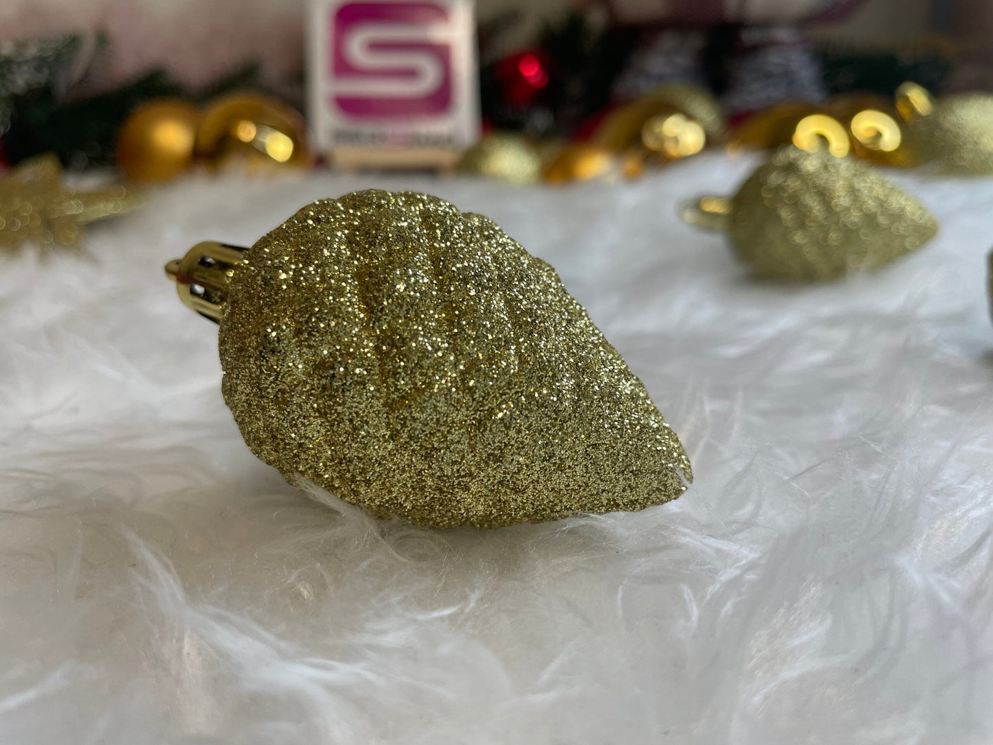 Set globuri si decoratiuni de Craciun, 51 piese, diverse dimensiuni, auriu