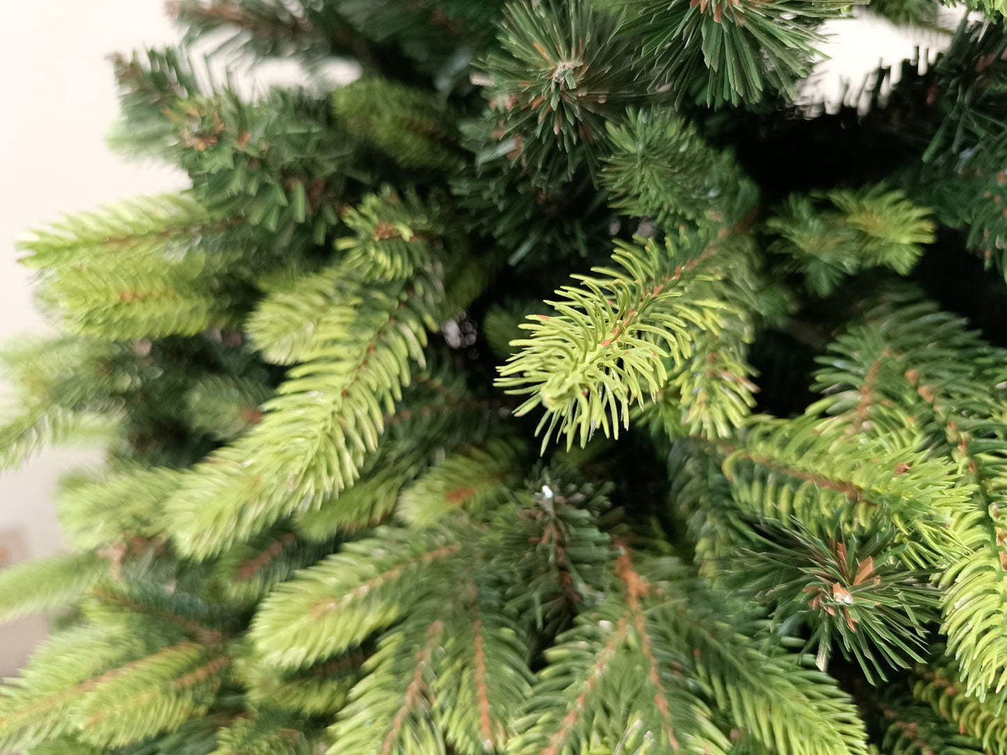 Brad artificial Christmas Deluxe by , Carpati cu varfuri verzi, 2D+3D, 210cm