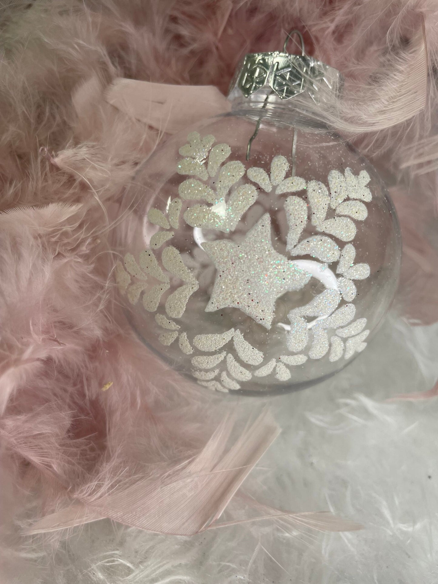 Set globuri de Craciun Inedit, 30 bucati, 7cm, transparente si alb