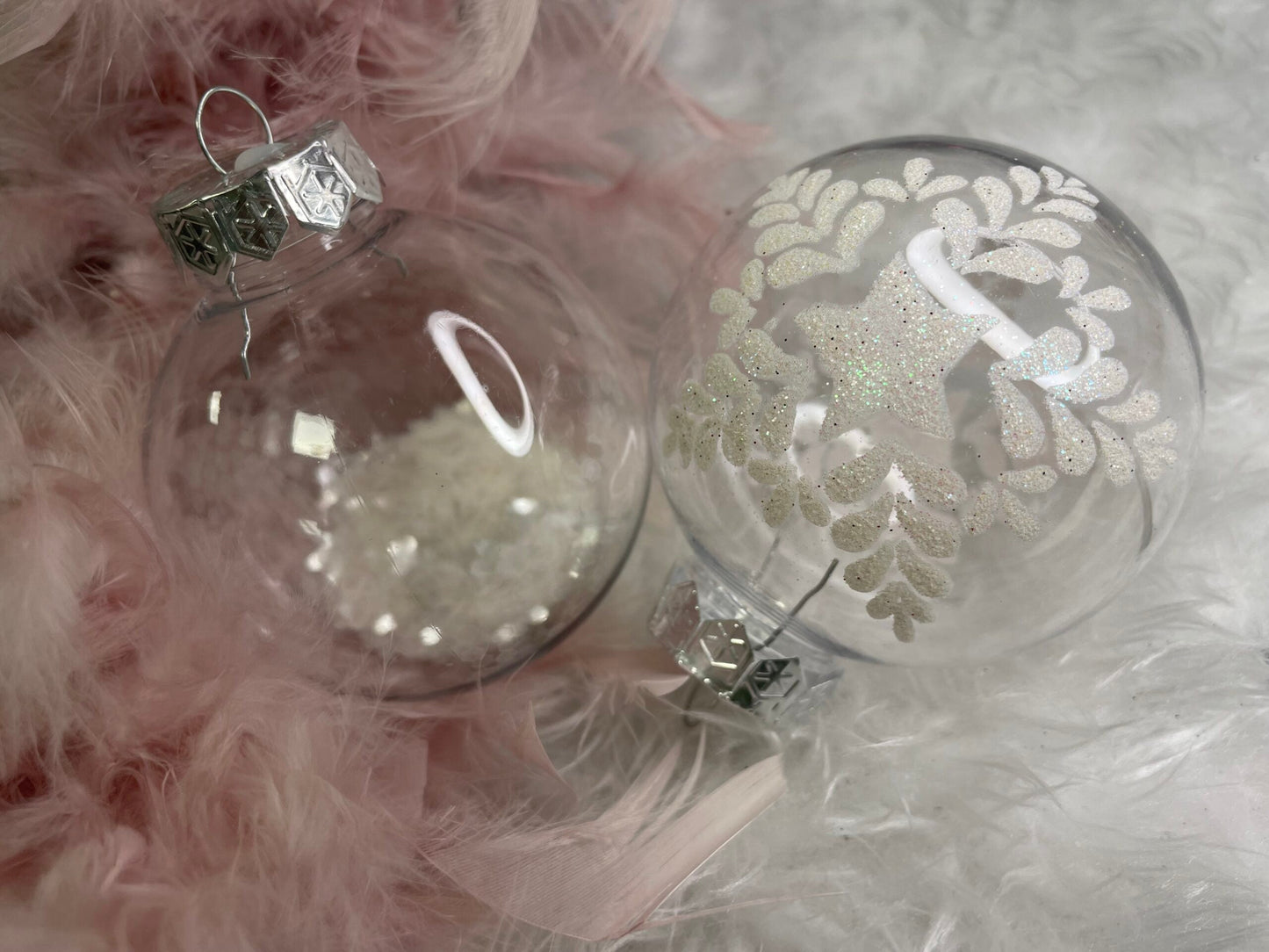 Set globuri de Craciun Inedit, 30 bucati, 7cm, transparente si alb