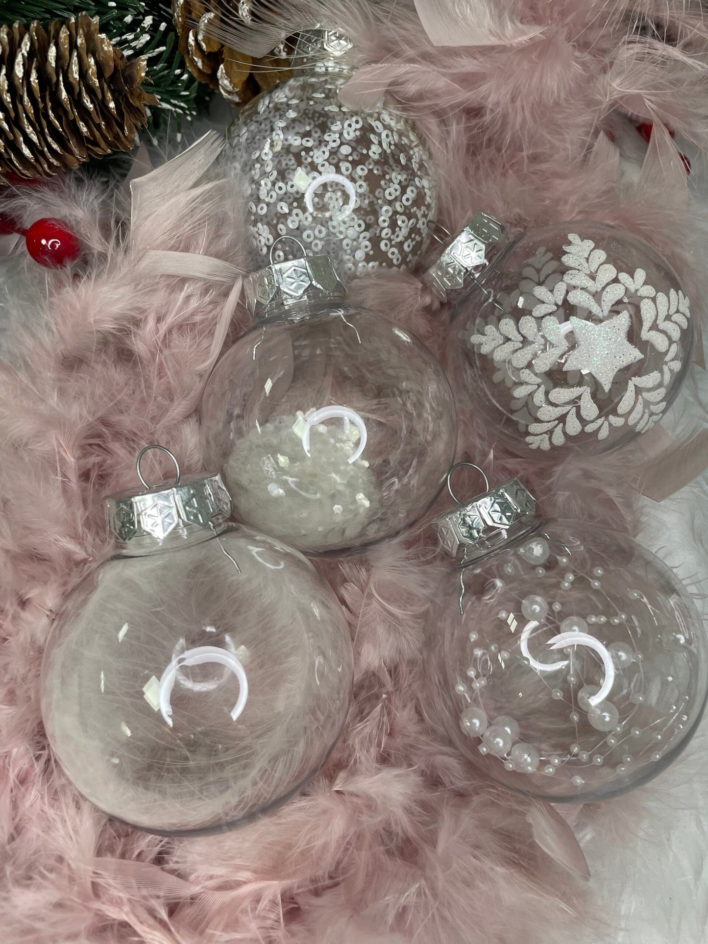 Set globuri de Craciun Inedit, 30 bucati, 7cm, transparente si alb