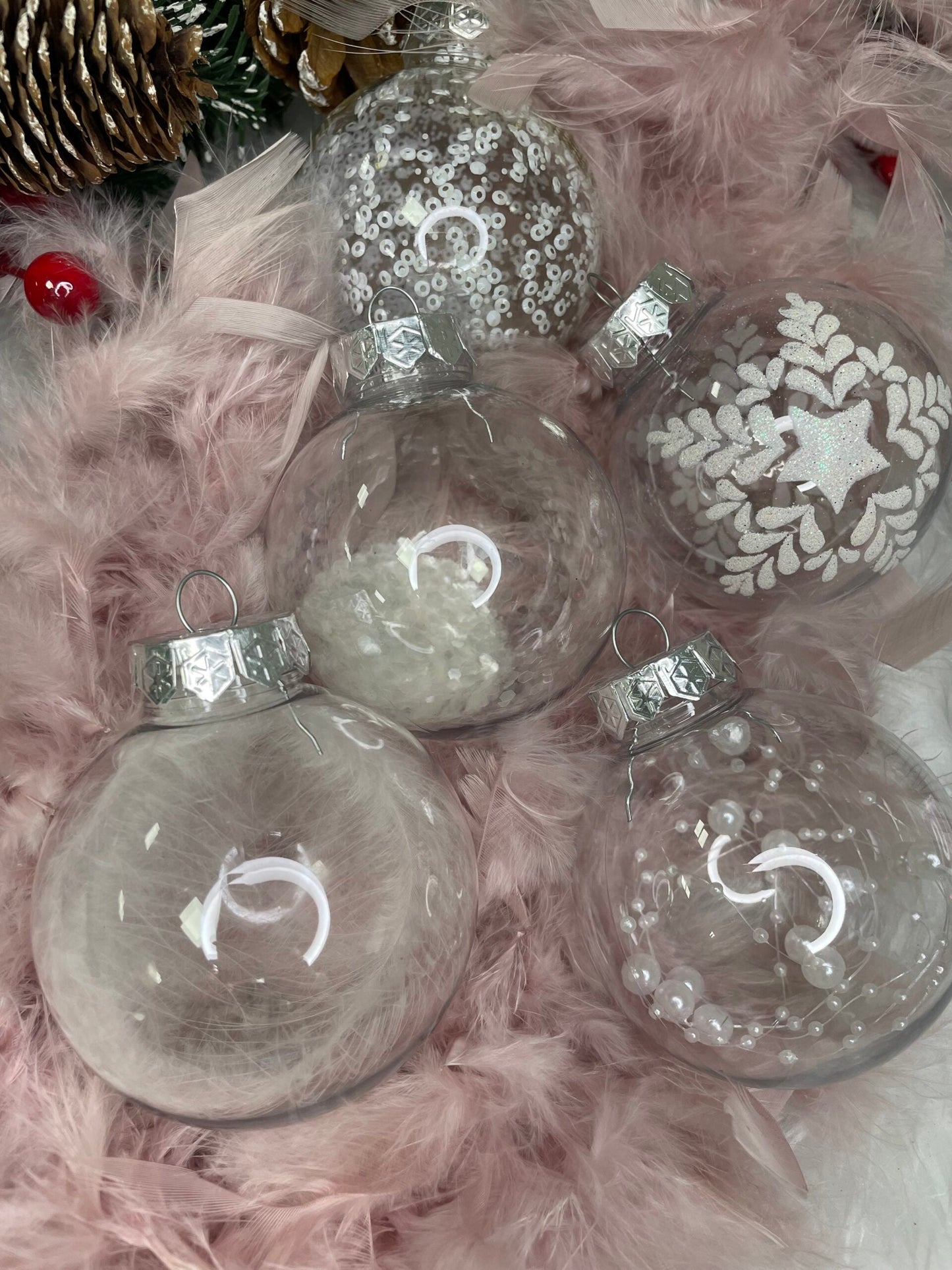 Set globuri de Craciun Inedit, 30 bucati, 7cm, transparente si alb