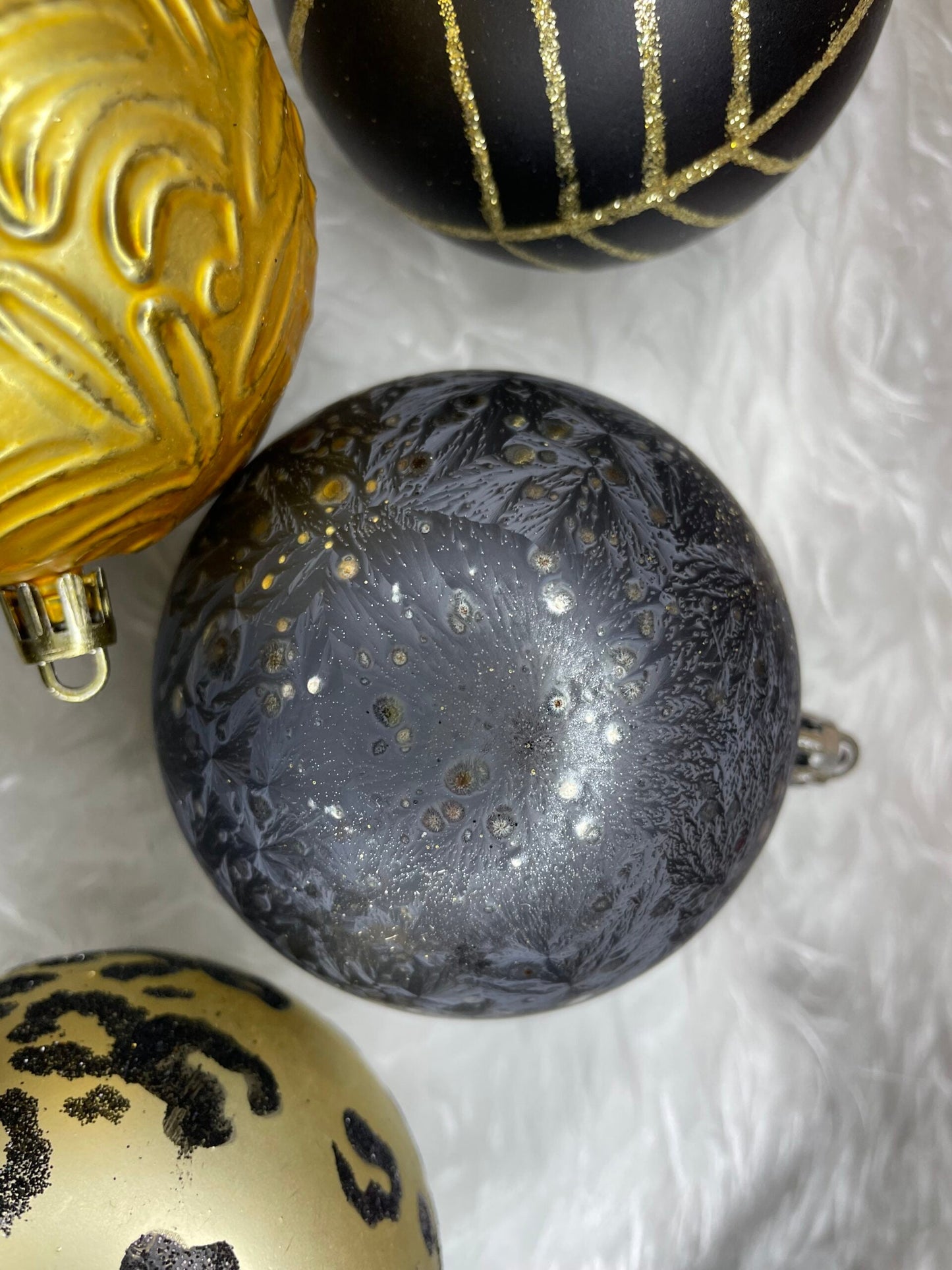 Set globuri de Craciun, 16 bucati, 8cm, 6 modele, negru auriu