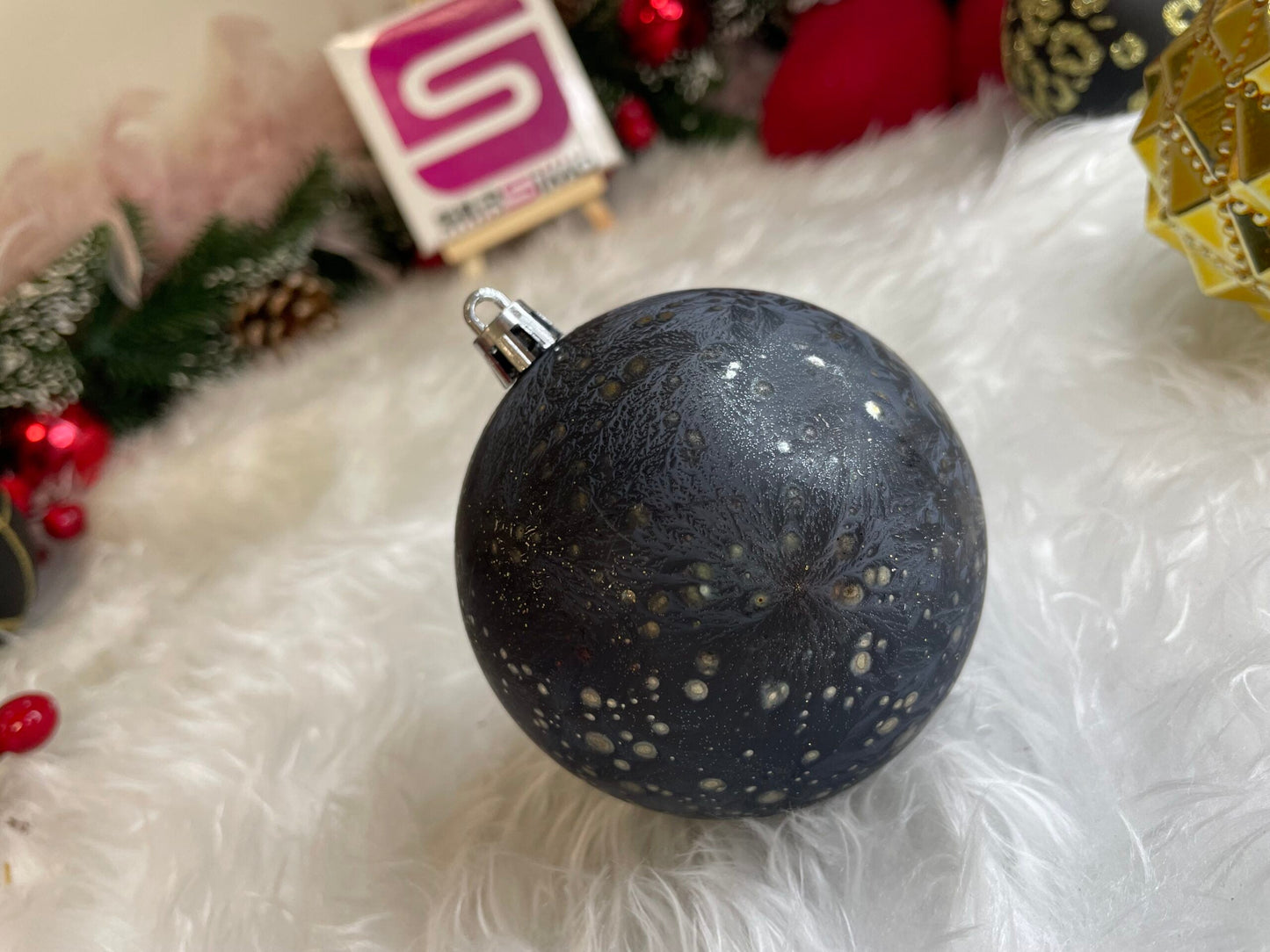 Set globuri de Craciun, 16 bucati, 8cm, 6 modele, negru auriu