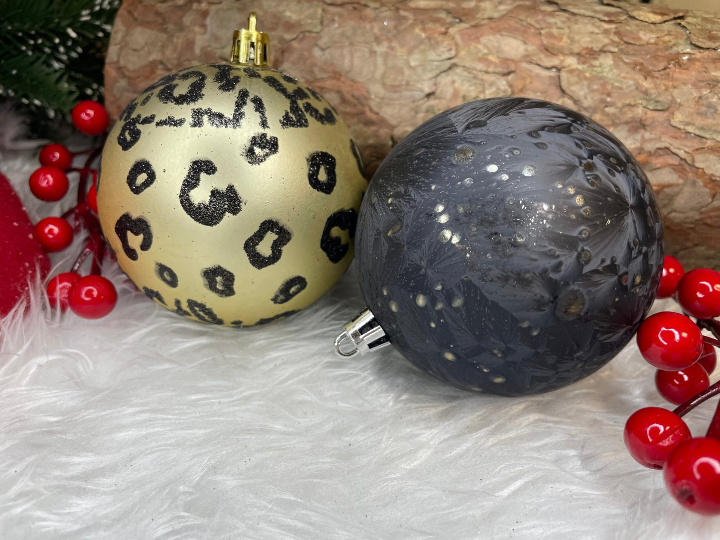 Set globuri de Craciun, 16 bucati, 8cm, 6 modele, negru auriu