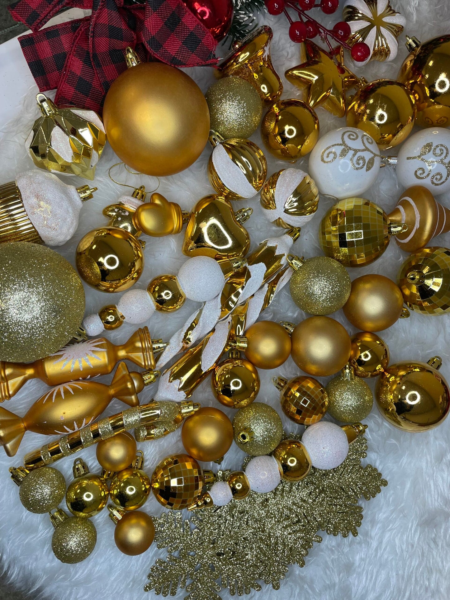 Set globuri si decoratiuni de Craciun, 155 piese, diverse dimensiuni, auriu