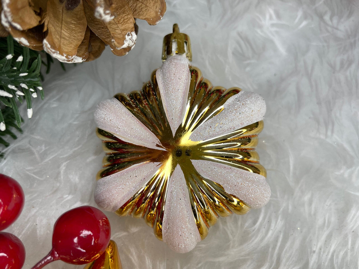 Set globuri si decoratiuni de Craciun, 155 piese, diverse dimensiuni, auriu