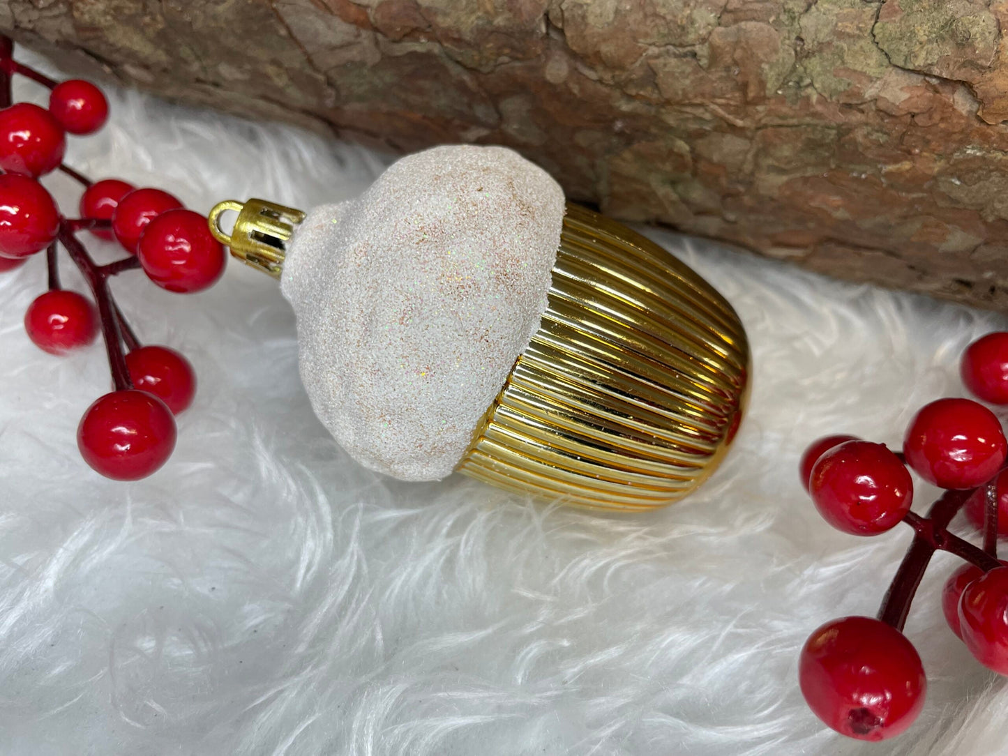 Set globuri si decoratiuni de Craciun, 155 piese, diverse dimensiuni, auriu