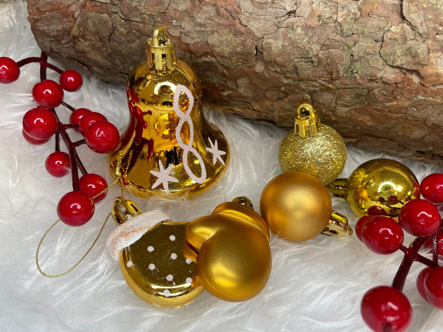 Set globuri si decoratiuni de Craciun, 155 piese, diverse dimensiuni, auriu