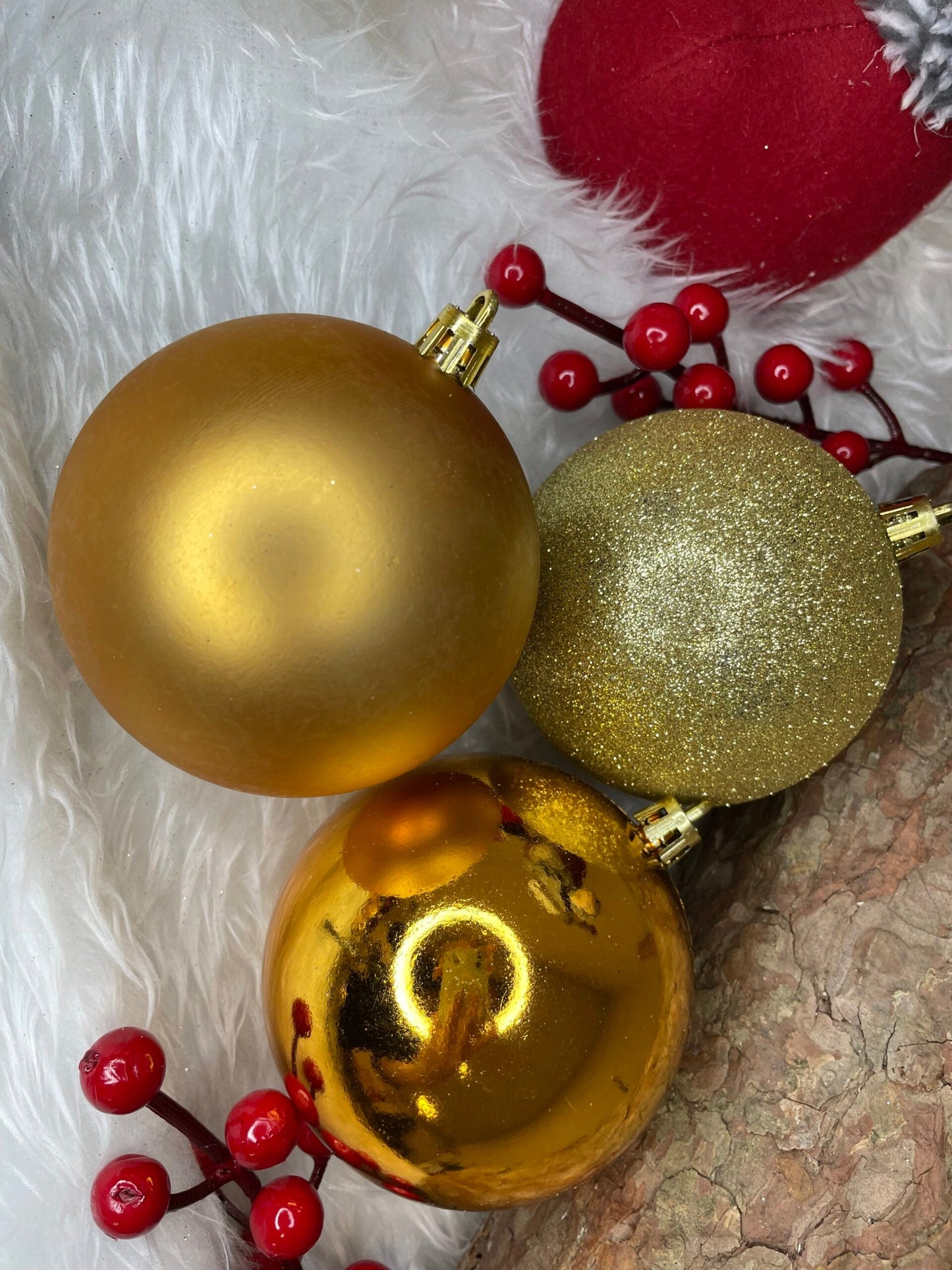 Set globuri si decoratiuni de Craciun, 155 piese, diverse dimensiuni, auriu