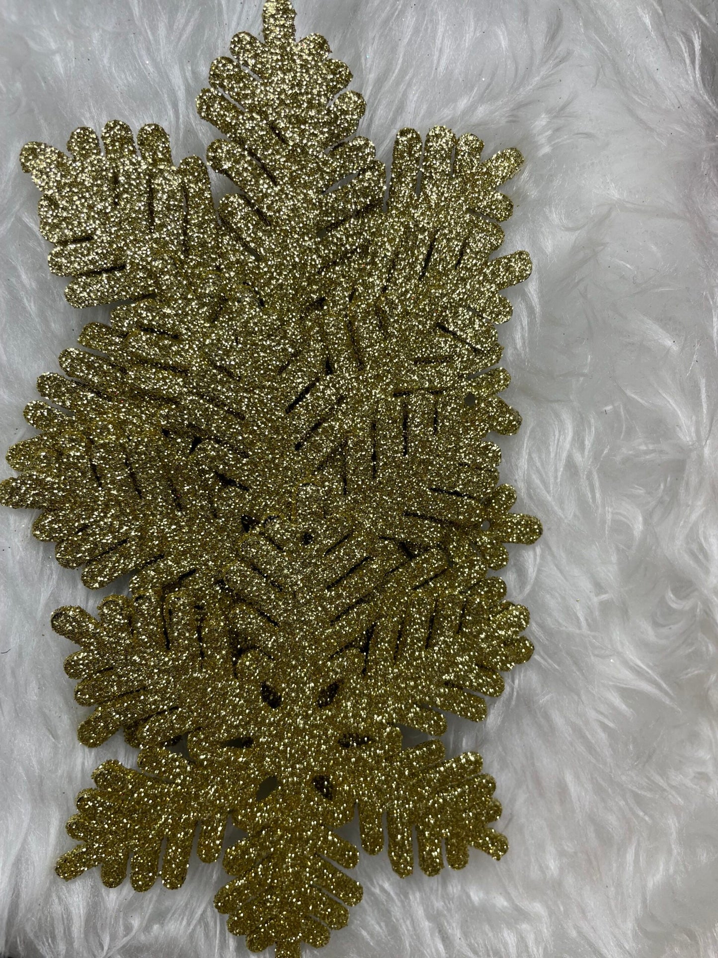 Set globuri si decoratiuni de Craciun, 155 piese, diverse dimensiuni, auriu