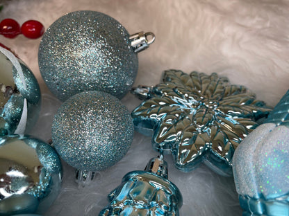 Set globuri si decoratiuni de Craciun, 72 piese, diverse dimensiuni, albastru