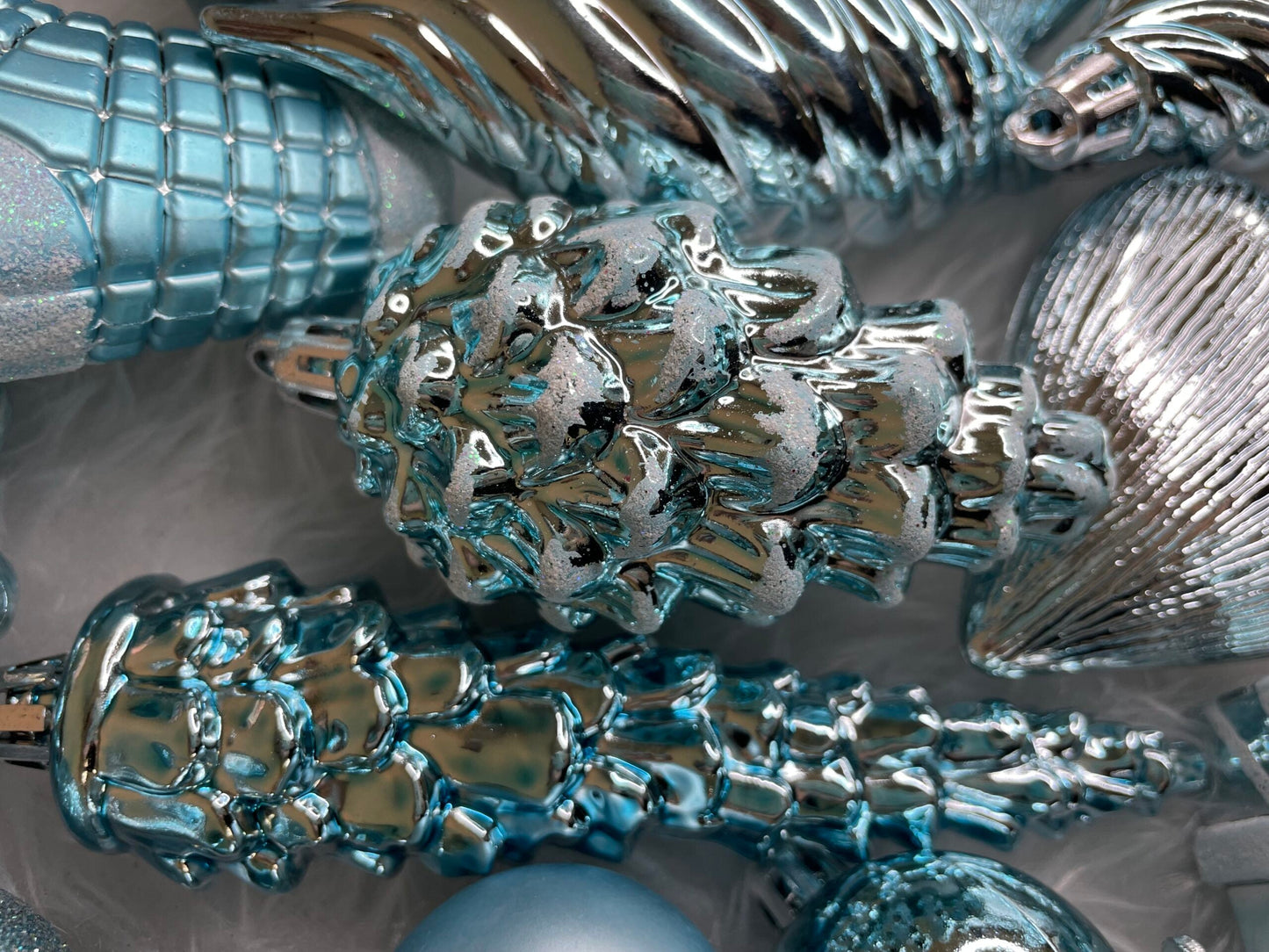 Set globuri si decoratiuni de Craciun, 72 piese, diverse dimensiuni, albastru