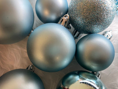 Set globuri si decoratiuni de Craciun, 72 piese, diverse dimensiuni, albastru