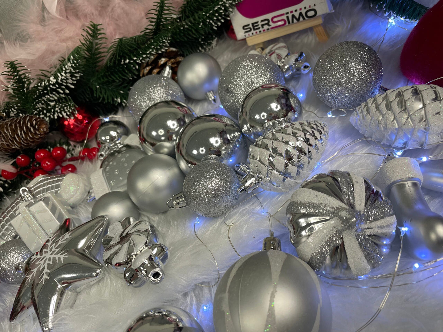 Set globuri si decoratiuni de Craciun, 77 piese, diverse dimensiuni, argintiu