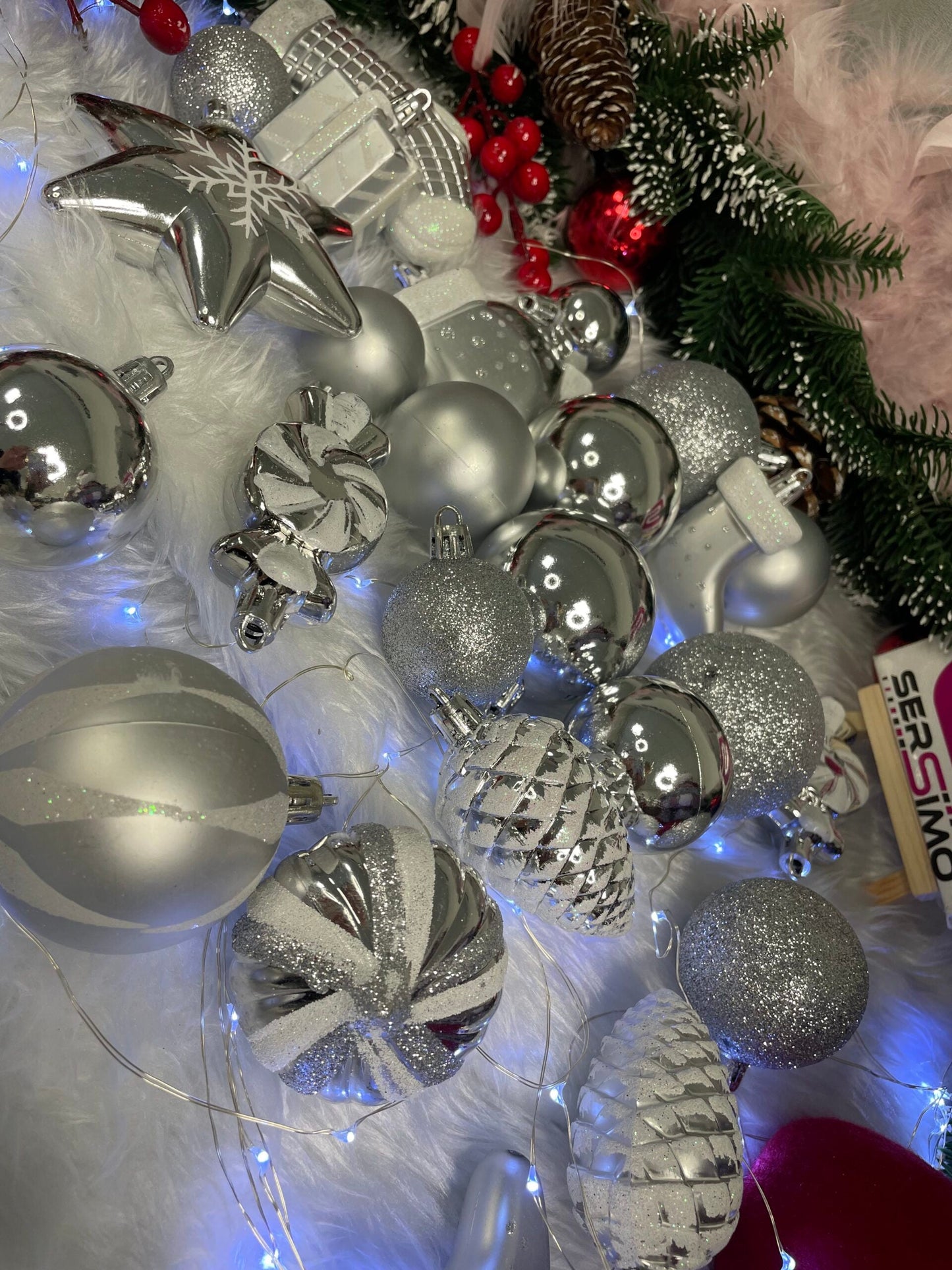 Set globuri si decoratiuni de Craciun, 77 piese, diverse dimensiuni, argintiu
