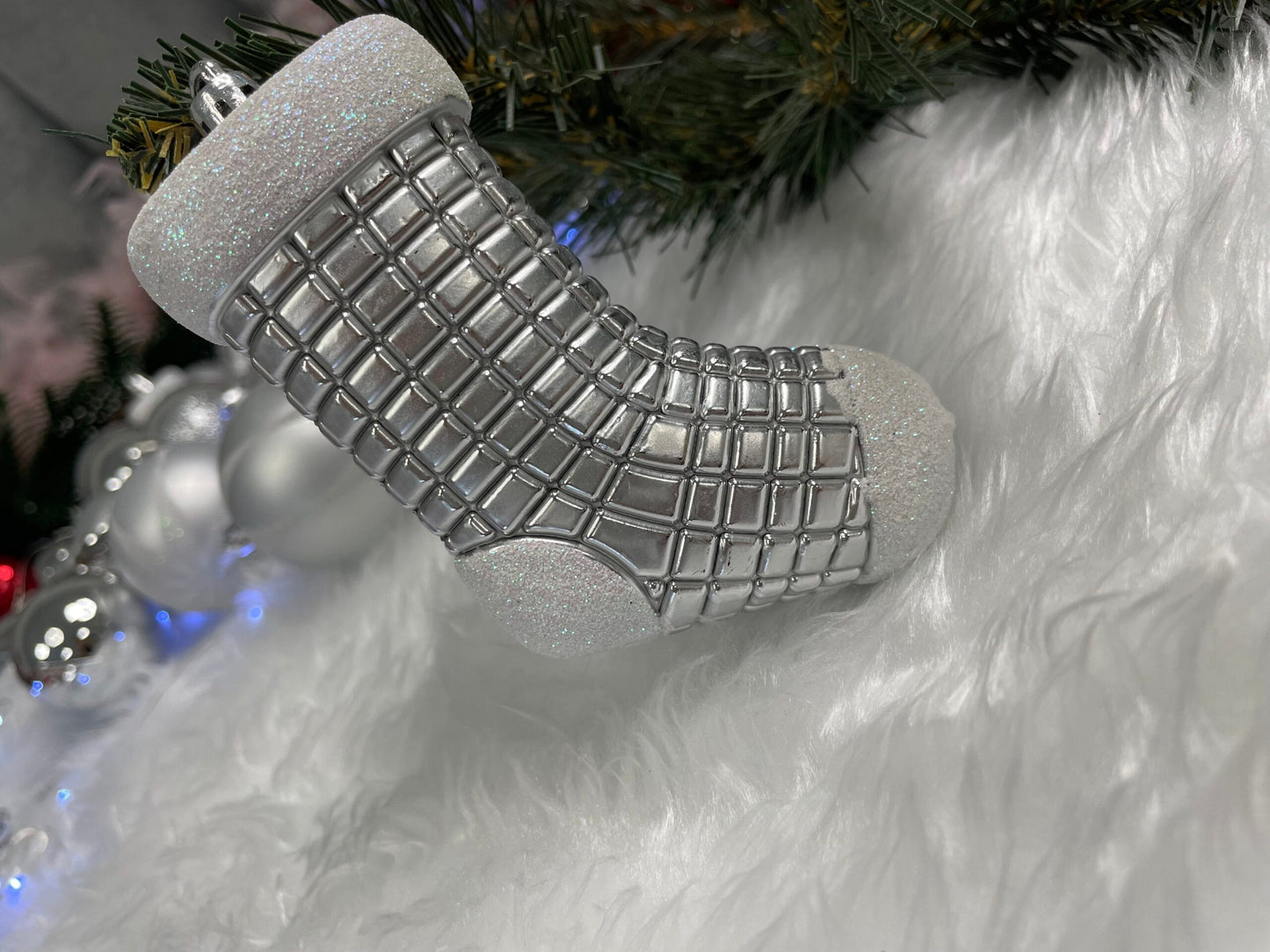 Set globuri si decoratiuni de Craciun, 77 piese, diverse dimensiuni, argintiu