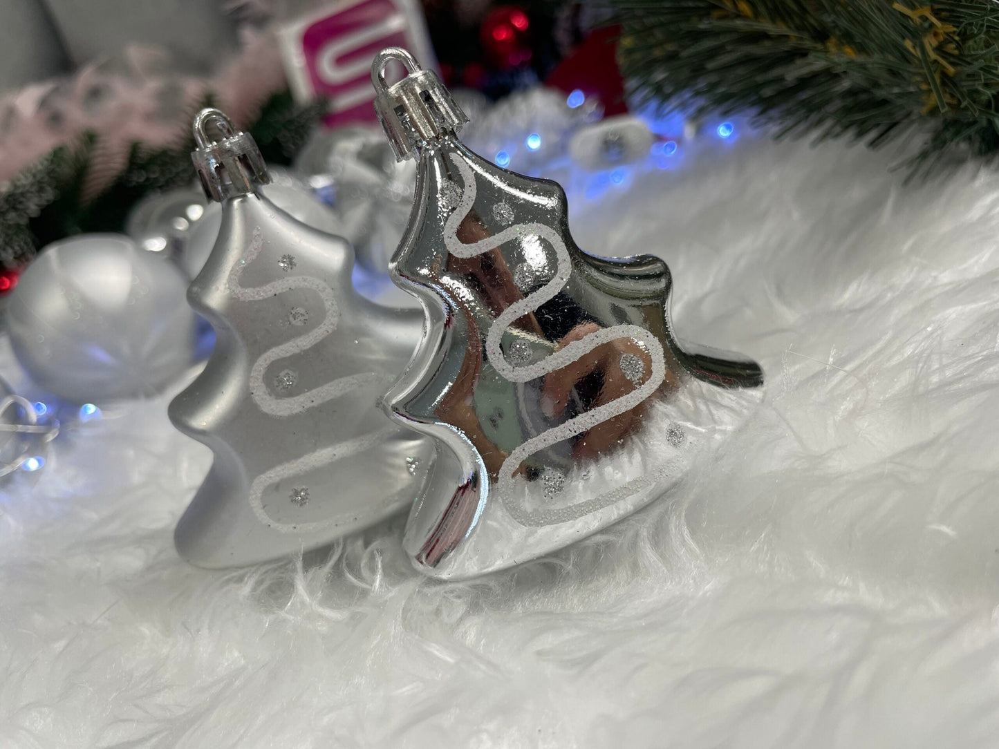 Set globuri si decoratiuni de Craciun, 77 piese, diverse dimensiuni, argintiu