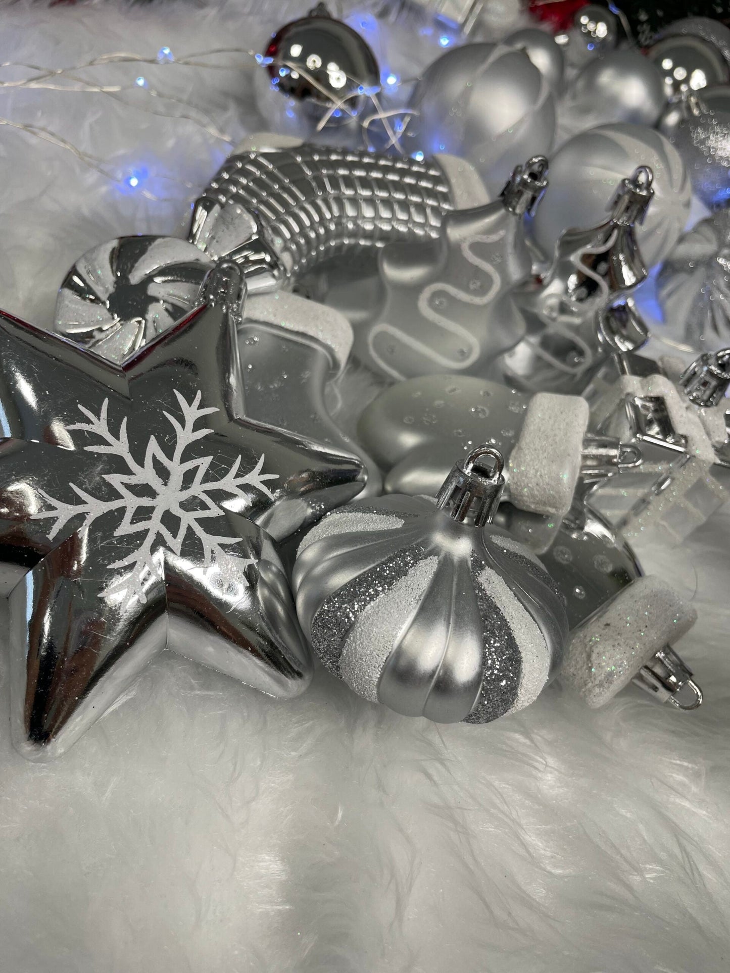 Set globuri si decoratiuni de Craciun, 77 piese, diverse dimensiuni, argintiu