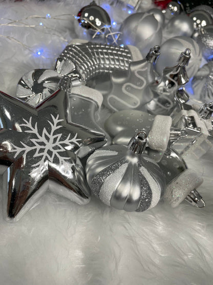 Set globuri si decoratiuni de Craciun, 77 piese, diverse dimensiuni, argintiu