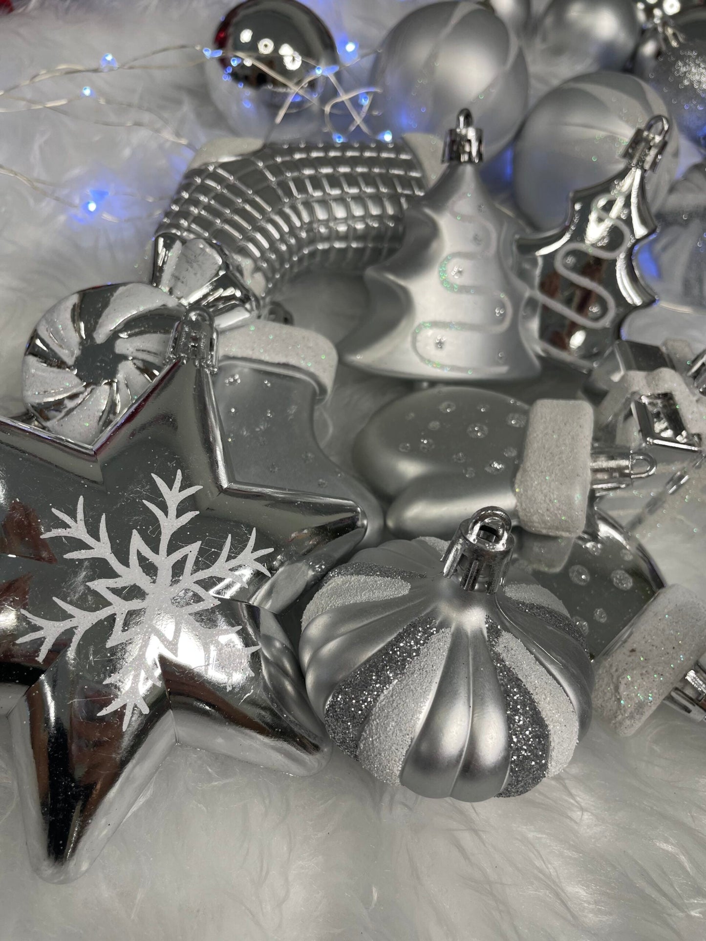 Set globuri si decoratiuni de Craciun, 77 piese, diverse dimensiuni, argintiu