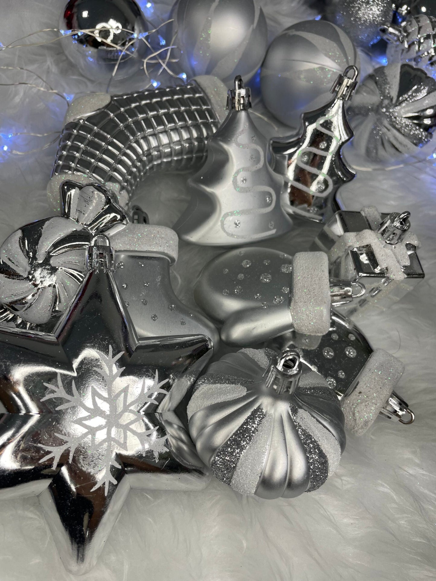 Set globuri si decoratiuni de Craciun, 77 piese, diverse dimensiuni, argintiu