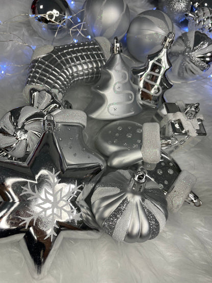 Set globuri si decoratiuni de Craciun, 77 piese, diverse dimensiuni, argintiu
