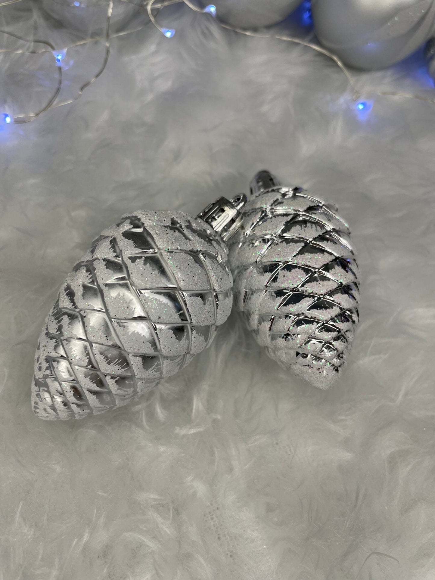 Set globuri si decoratiuni de Craciun, 77 piese, diverse dimensiuni, argintiu