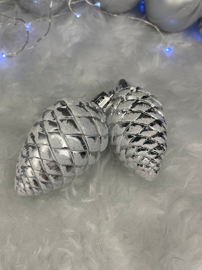 Set globuri si decoratiuni de Craciun, 77 piese, diverse dimensiuni, argintiu