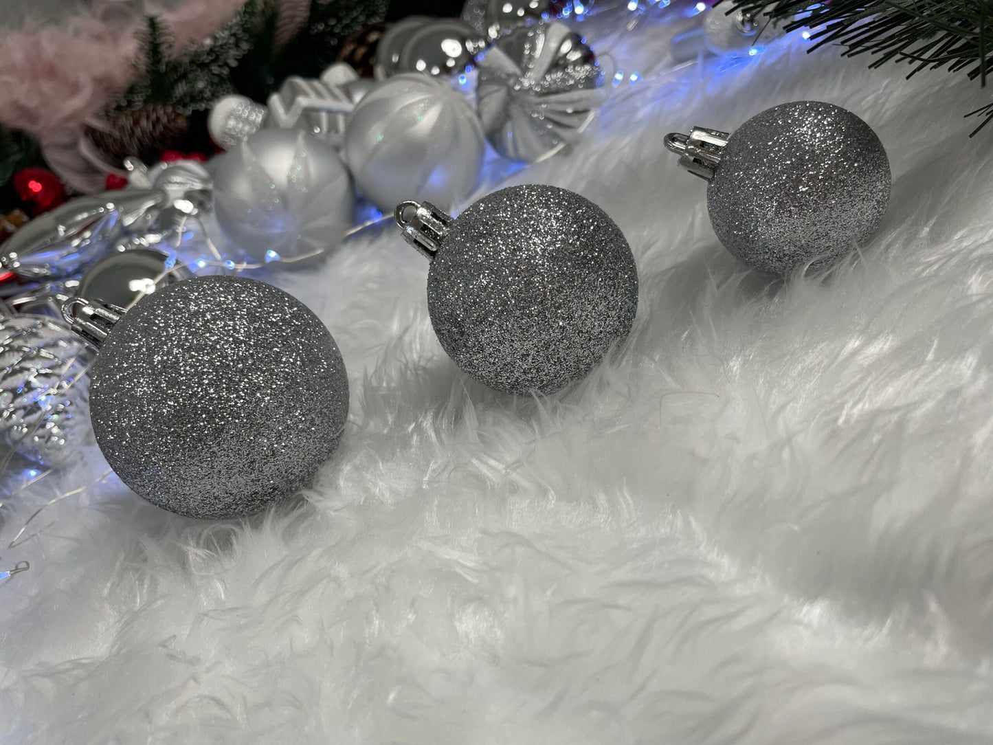 Set globuri si decoratiuni de Craciun, 77 piese, diverse dimensiuni, argintiu