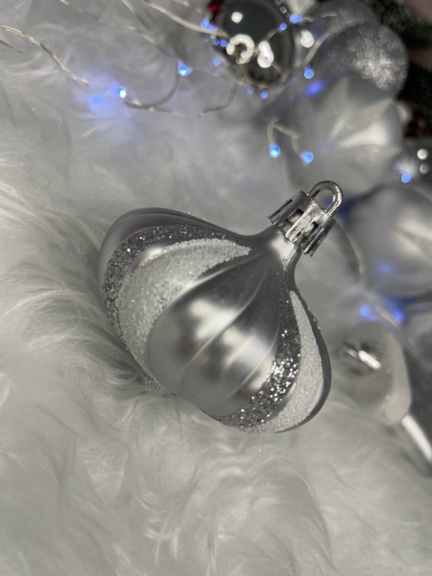 Set globuri si decoratiuni de Craciun, 77 piese, diverse dimensiuni, argintiu