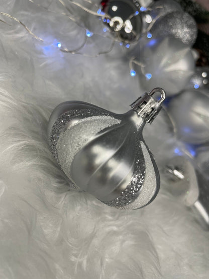 Set globuri si decoratiuni de Craciun, 77 piese, diverse dimensiuni, argintiu