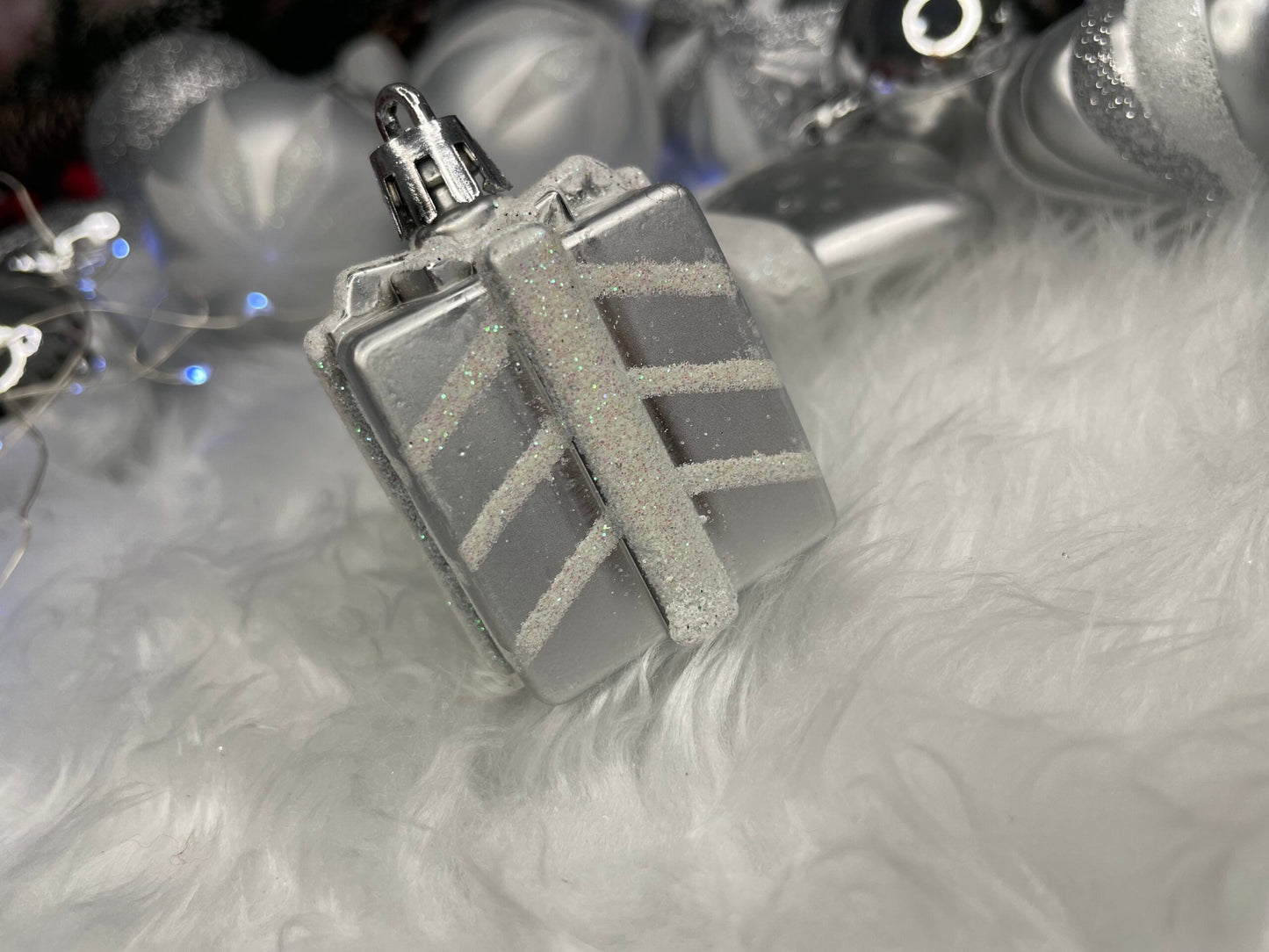 Set globuri si decoratiuni de Craciun, 77 piese, diverse dimensiuni, argintiu