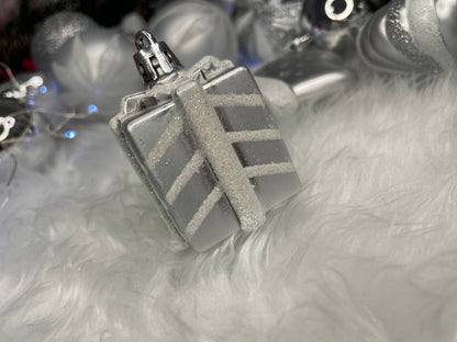 Set globuri si decoratiuni de Craciun, 77 piese, diverse dimensiuni, argintiu