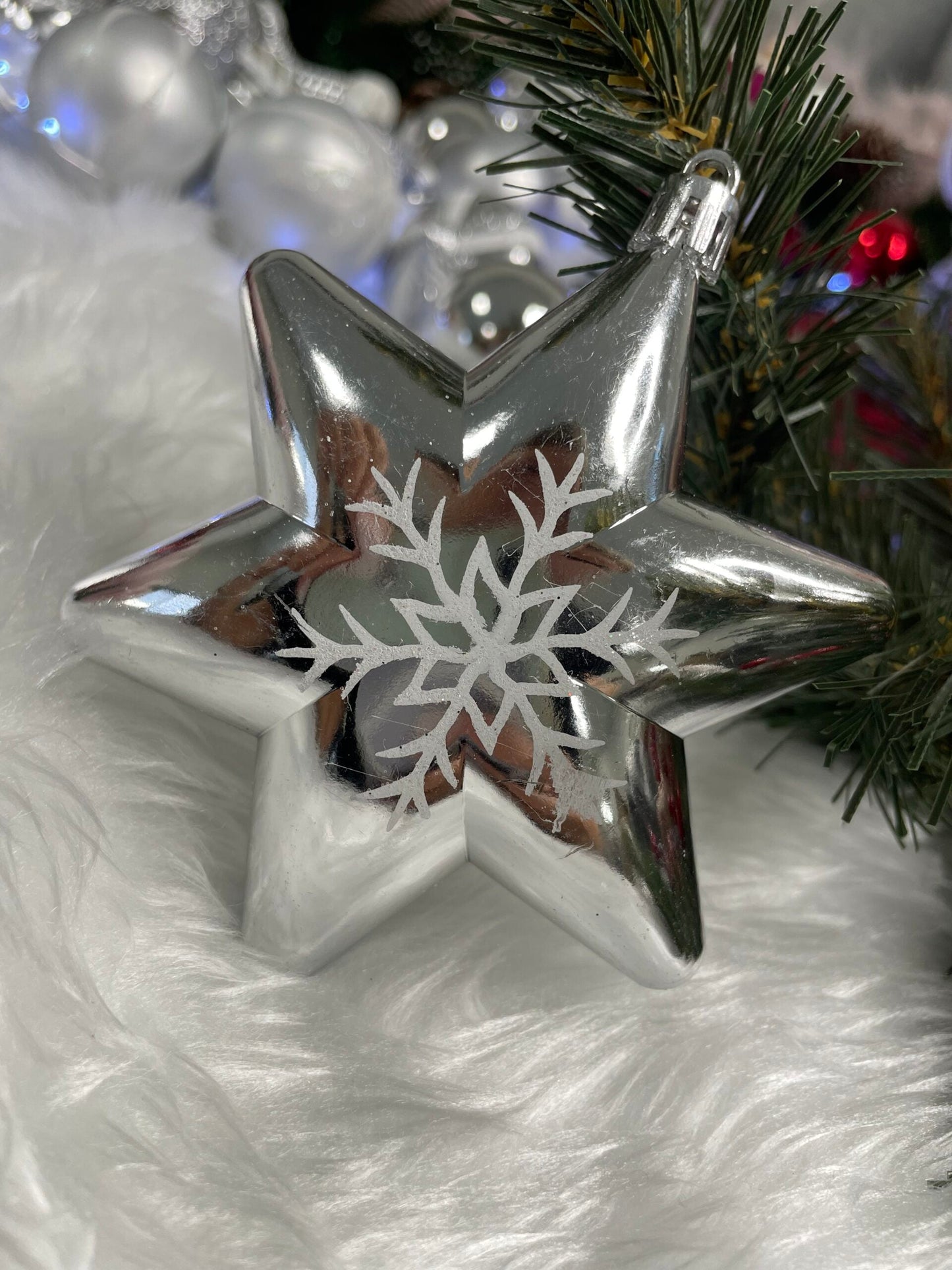 Set globuri si decoratiuni de Craciun, 77 piese, diverse dimensiuni, argintiu