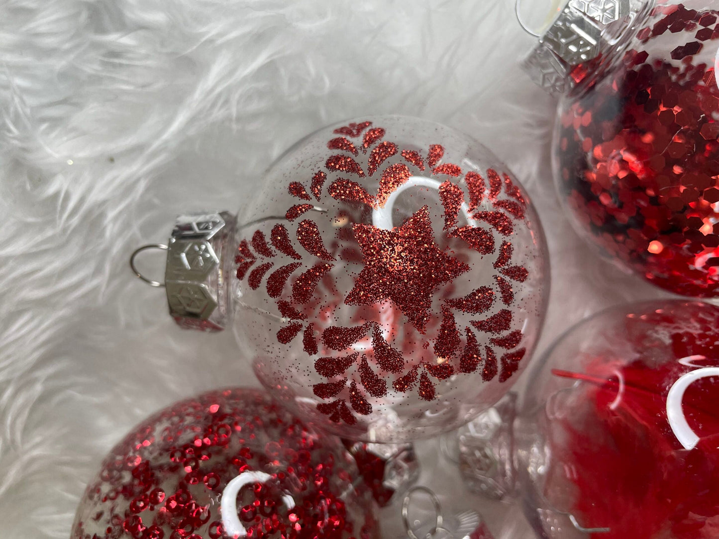 Set globuri de Craciun Inedit, 30 bucati, 7cm, transparente si rosu