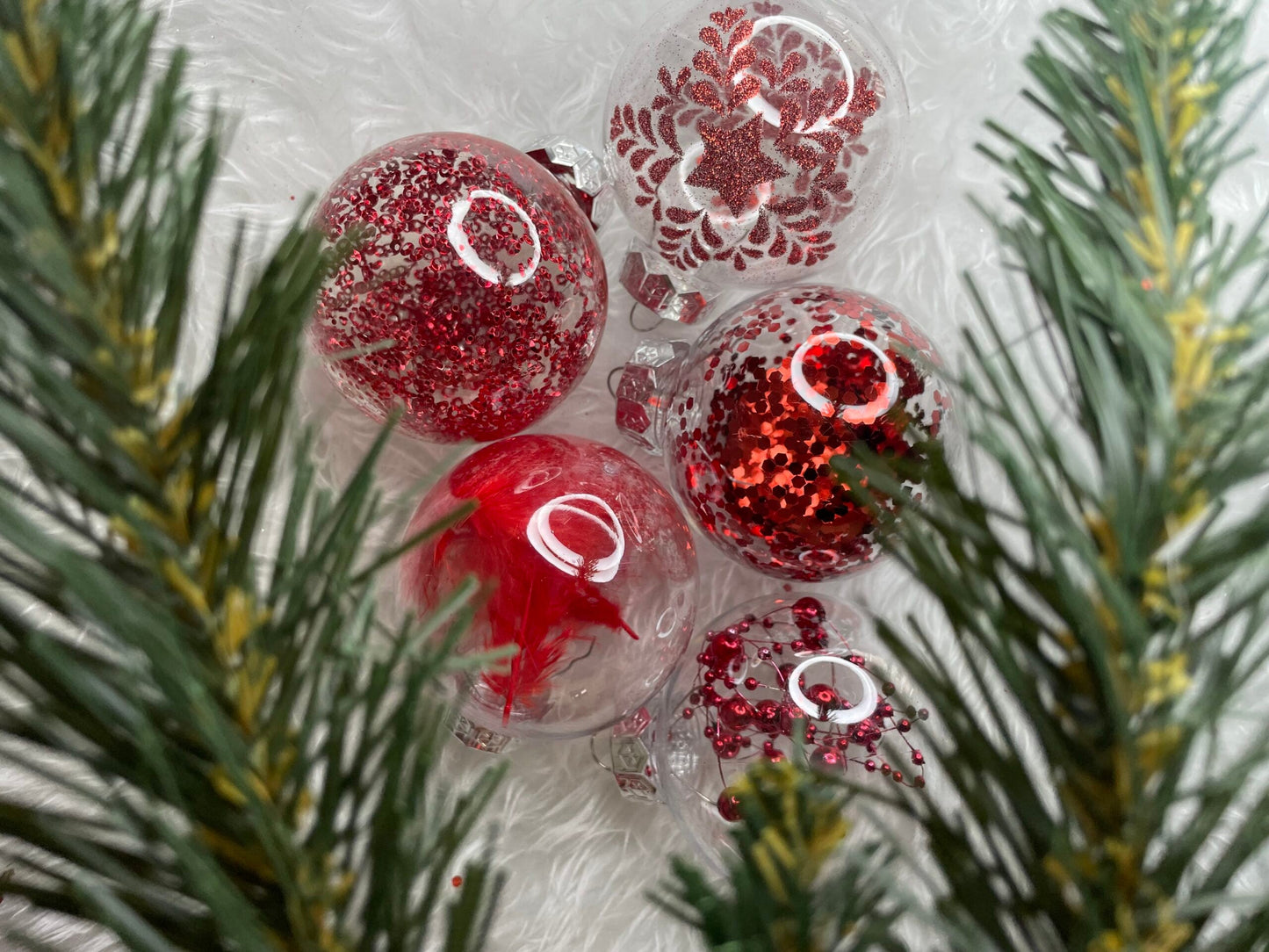 Set globuri de Craciun Inedit, 30 bucati, 7cm, transparente si rosu