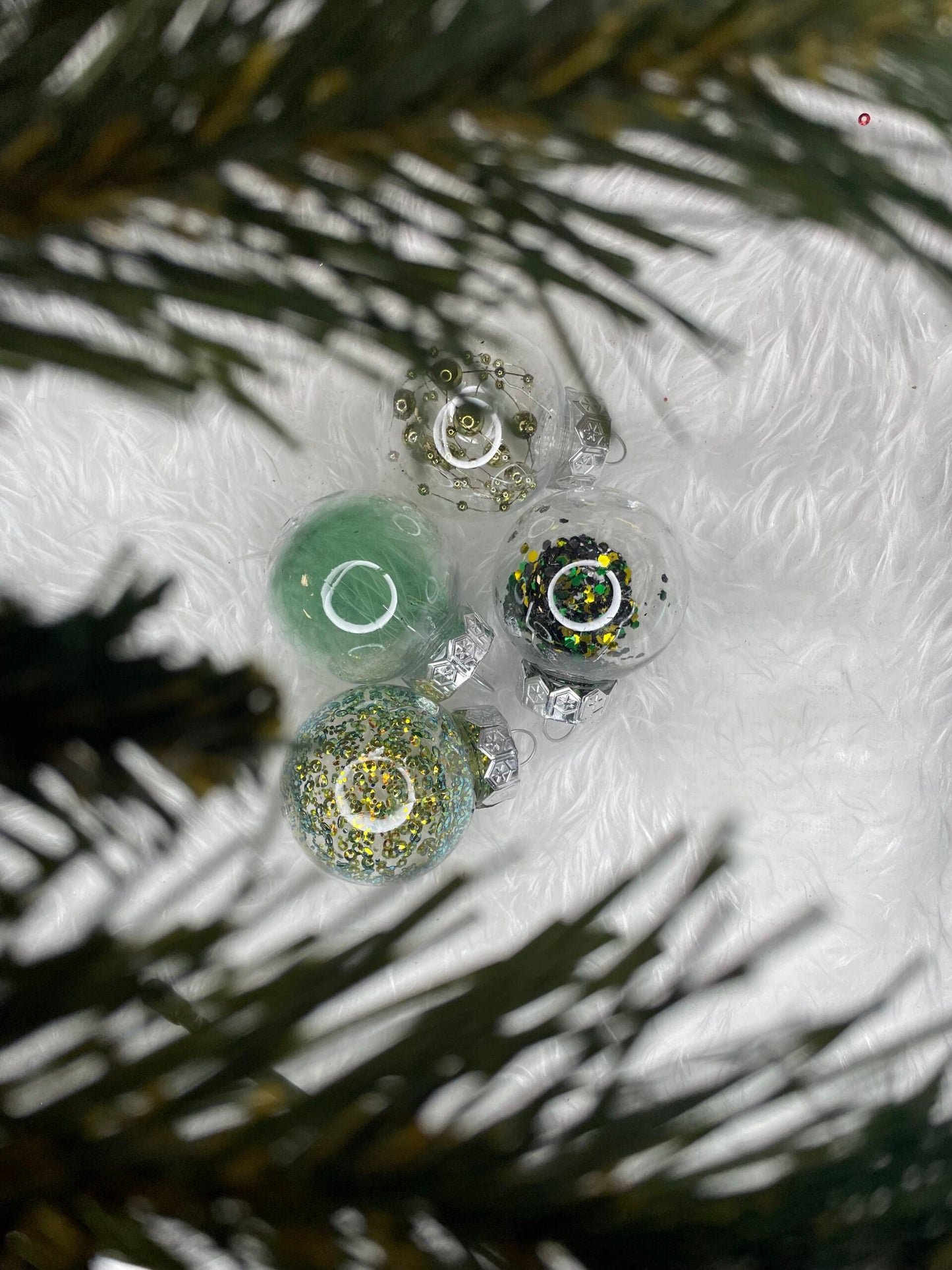 Set globuri de Craciun Inedit, 24 bucati, 5cm, transparente si verde