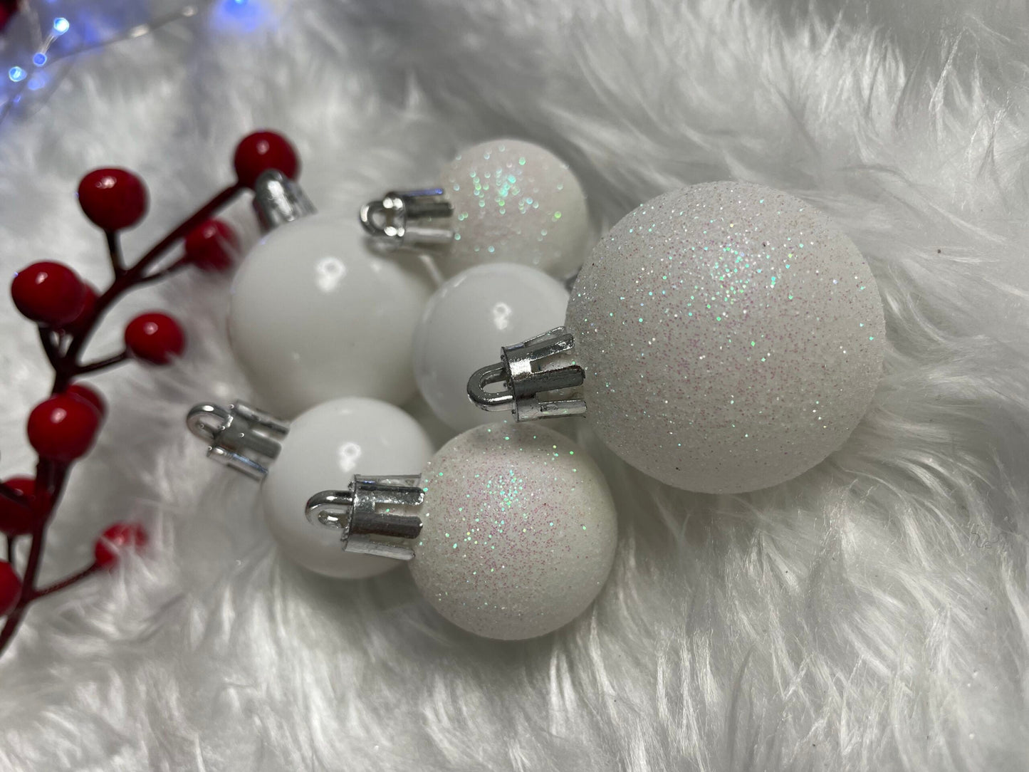 Set globuri si decoratiuni de Craciun, 100 piese, diverse dimensiuni cu stea, alb