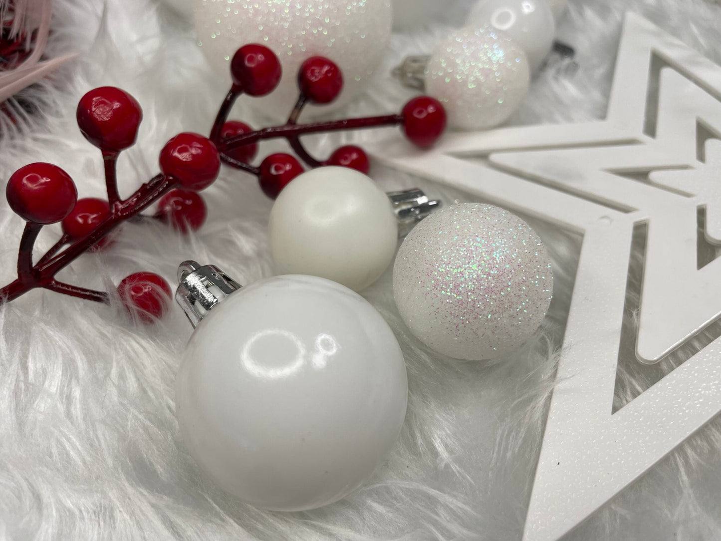 Set globuri si decoratiuni de Craciun, 100 piese, diverse dimensiuni cu stea, alb