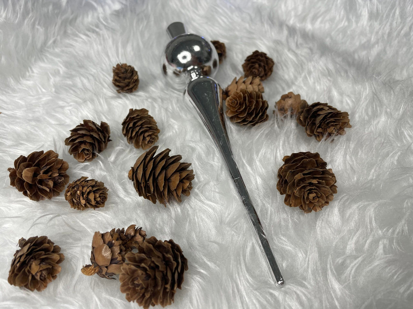 Set globuri si decoratiuni de Craciun, 102 piese, diverse dimensiuni, argintiu