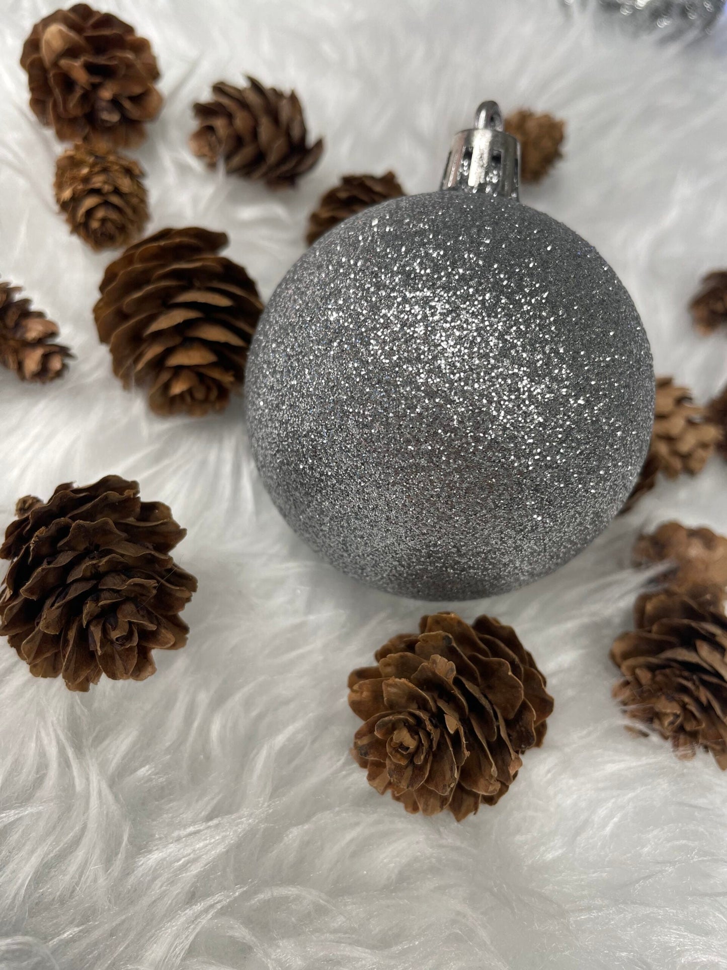 Set globuri si decoratiuni de Craciun, 102 piese, diverse dimensiuni, argintiu